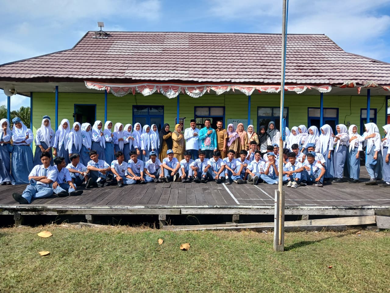 Sosialisasi Pendidikan Pemilih di SMKN 1 jelai